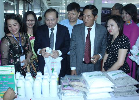 Thứ trưởng Trần Văn Tùng tham quan các gian hàng Techdemo 2018 tổ chức tại Cần Thơ